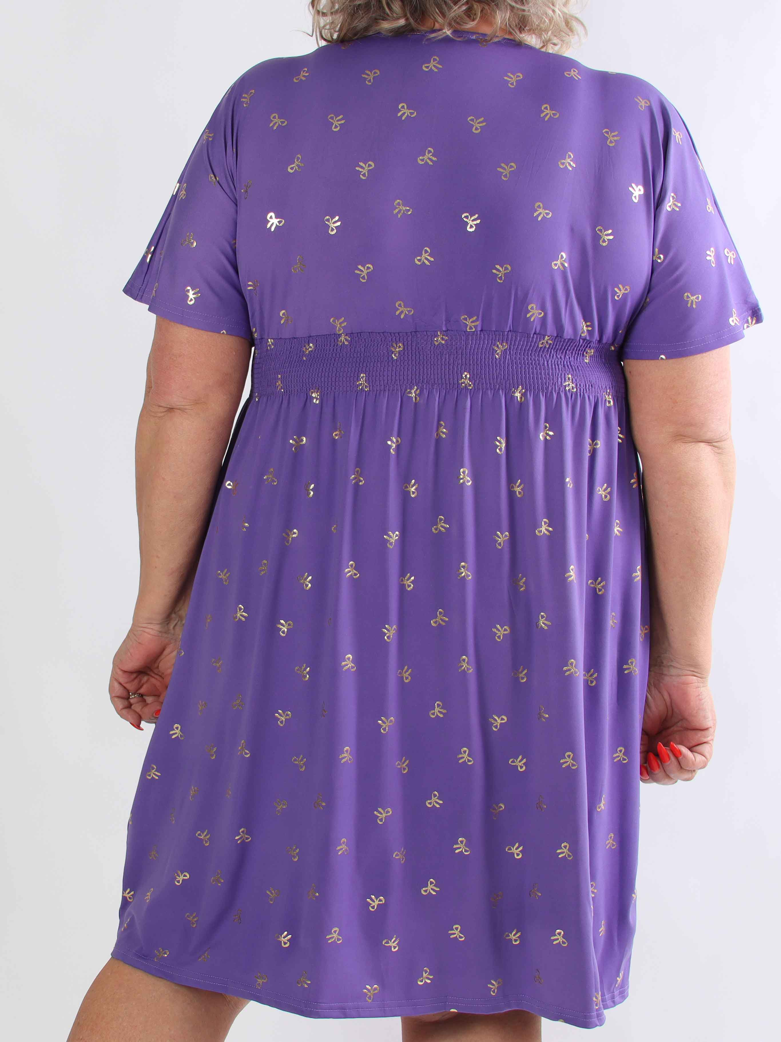 Pams Gold Bow Short - Plus size kjole med smock i livet og fine guld sløjfer